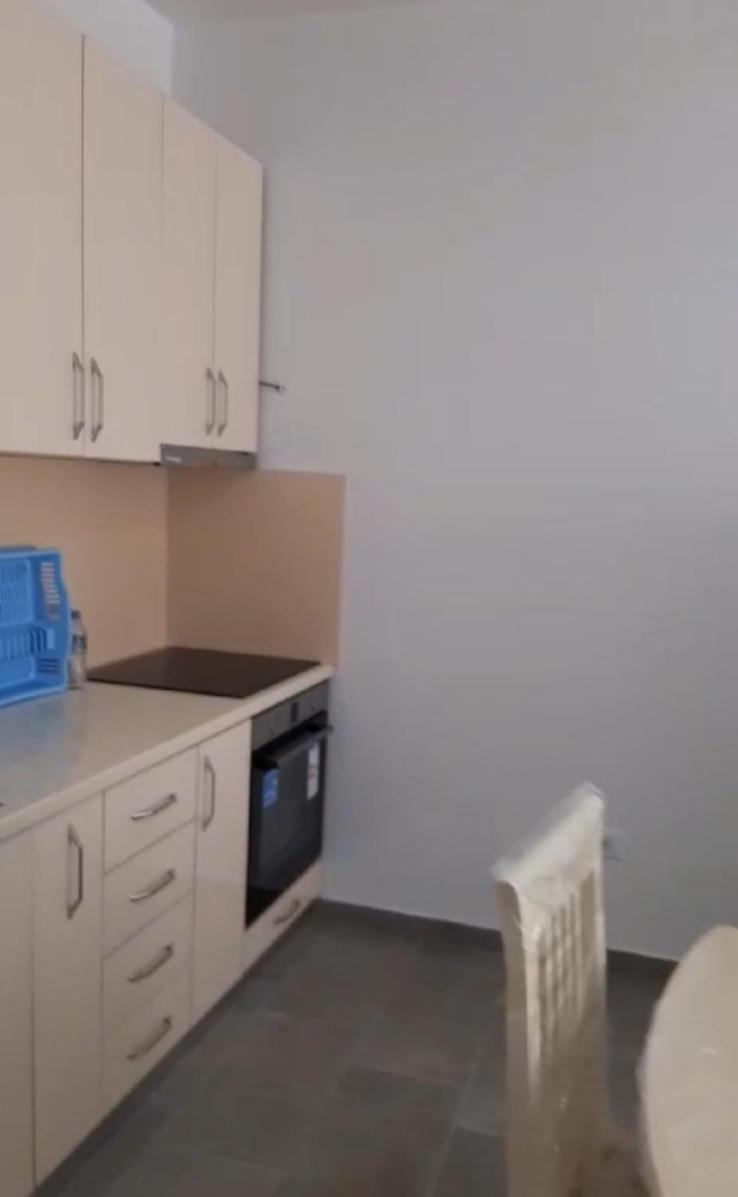 Al Secondo Piano A Qerret Kavaje Albania Apartamento *